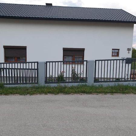 Apartman Filip Udbina 외부 사진