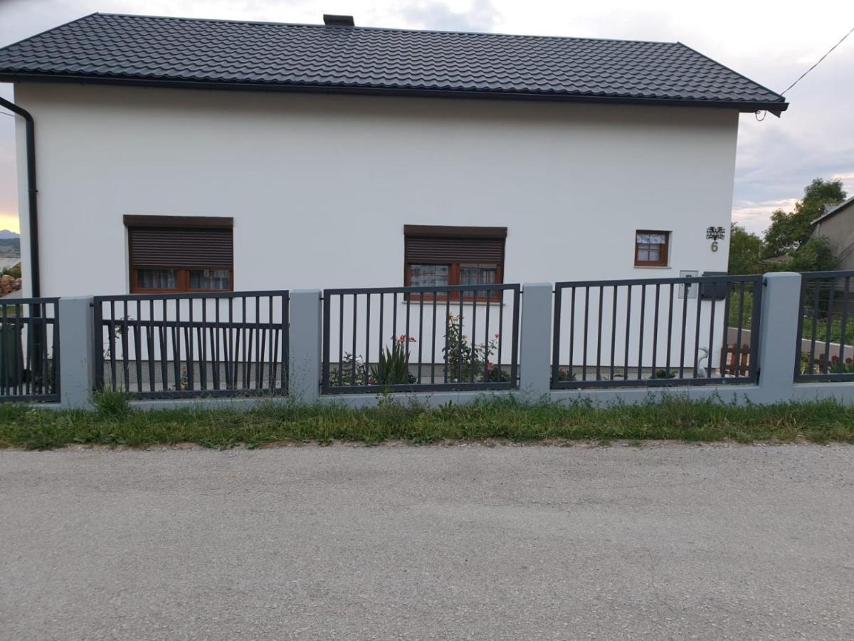 Apartman Filip Udbina 외부 사진